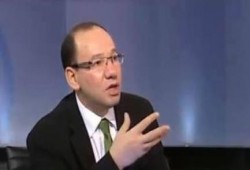 وائل قنديل يكشف فضيحة القاضي الذي يحاكم فخامة الرئيس مرسي في المسرحية الهزلية