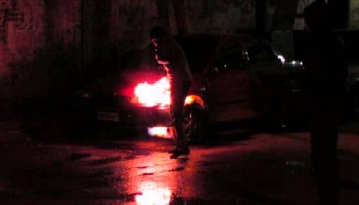 مجهولون يحرقون سيارة ضابط بالمحلة.. وزملائه يعرضون سياراتهم للبيع ويغيرون محل اقامتهم