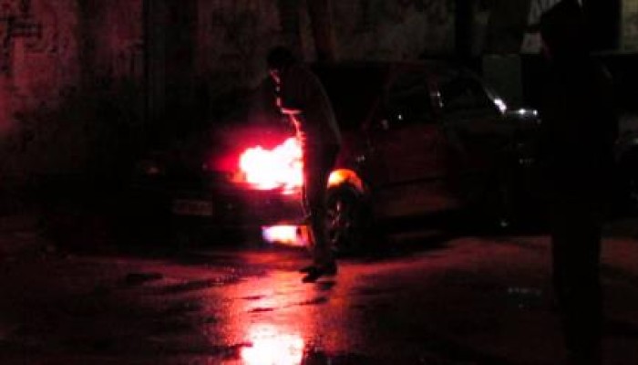 مجهولون يحرقون سيارة ضابط بالمحلة.. وزملائه يعرضون سياراتهم للبيع ويغيرون محل اقامتهم