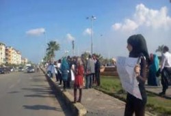 سلاسل بشرية رافضة للانقلاب  على الطريق الدولي بدمياط