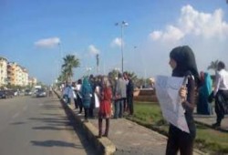سلاسل بشرية رافضة للانقلاب  على الطريق الدولي بدمياط