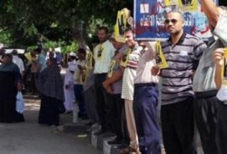 سلسلة بشرية رافضة للانقلاب بكفر الشيخ