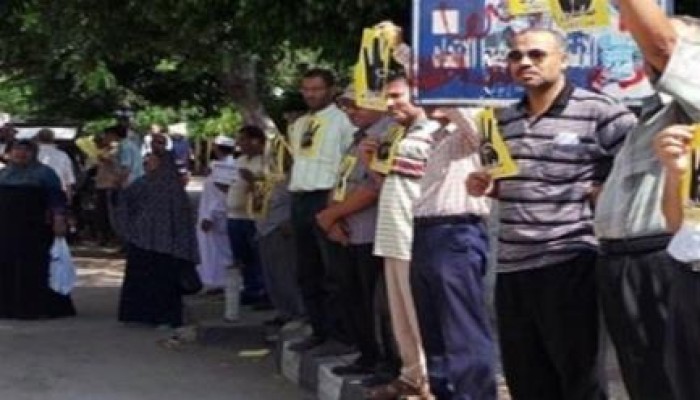 سلسلة بشرية رافضة للانقلاب بكفر الشيخ
