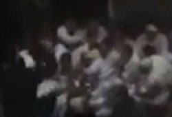 فيديو مسرب يظهر تعرض طلاب من جامعة المنصورة للضرب داخل المحكمة