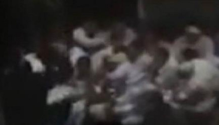 فيديو مسرب يظهر تعرض طلاب من جامعة المنصورة للضرب داخل المحكمة