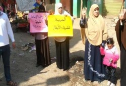 "لن يحكمنا الفسدة" بالصور وقفة احتجاجية لأهالي المعتقلين بالغربية