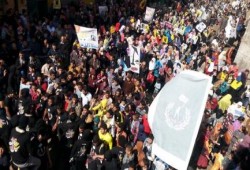 "لن يحكمنا الفسدة"  الآلاف من اهالى قرية العدوة مسقط رأس الرئيس ينتفضون ضد العسكر