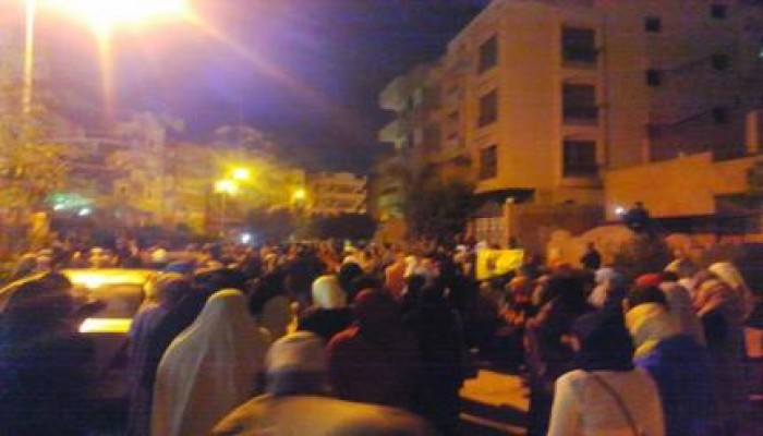" لن يحكمنا الفاسدين ": وقفة ليلية لثوار 6 أكتوبر امام منزلين لشهيد ومعتقل (صور)