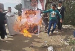 ثوار العدوة يحرقون صور السيسي القاتل