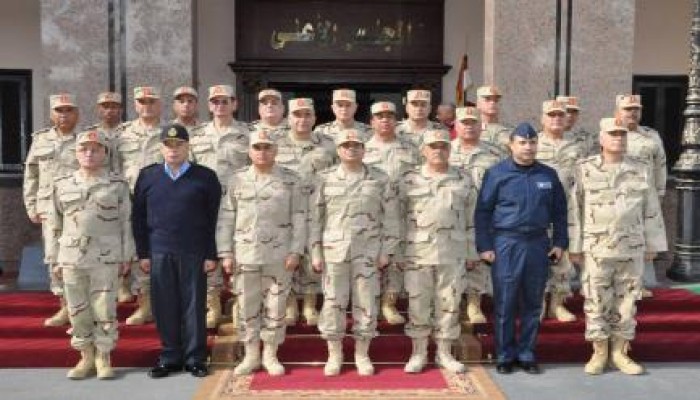 نشطاء يتداولون مقالا يفضح ثروات أعضاء المجلس العسكري التي نهبوها من الشعب المصري