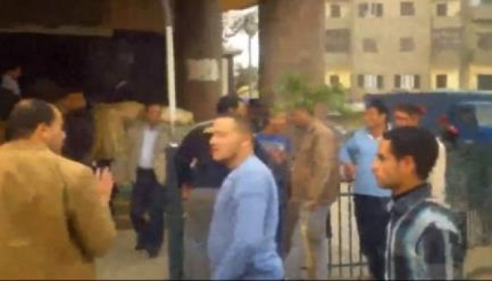 نشطاء يسخرون من مشاجرة الجيش والشرطة أمام قسم إمبابة