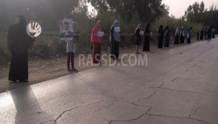 سلسلة بشرية نسائية في الصباح الباكر  ب‏المنوفية‬ تحت شعار "نساء مصر خط أحمر"