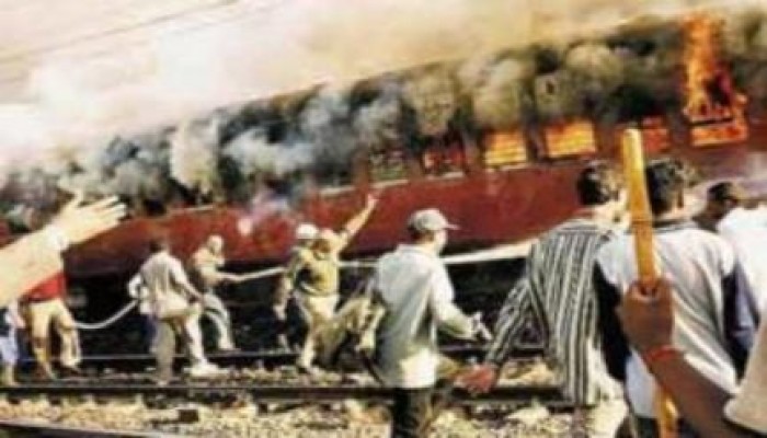 النيران تشتعل في قطار الصعيد بعد اصطدامه بدراجة بخارية