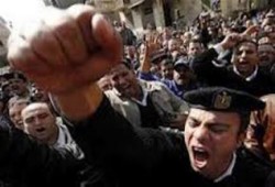 أمناء الشرطة بالعامريه يضربون عن العمل اعتراضاً على اهانة الجيش لزملائهم فى قسم امبابة