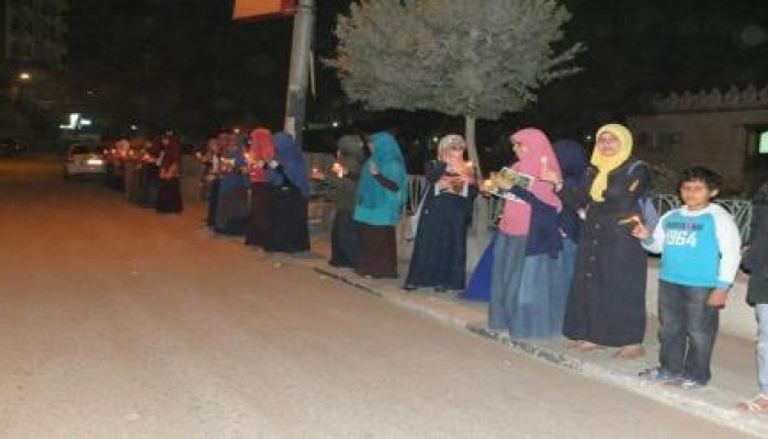 بالصور: سلسلة بشرية بالشموع لحركة شباب ضد الانقلاب بالفيوم