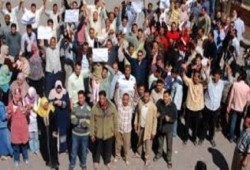 عمال الملاحة يحتجزون رئيس مجلس الادراة احتجاجا علي تجاهل مطالبهم