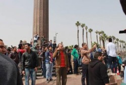 تظاهرة مفاجئة لطلاب جامعة القاهرة أمام المجلس الأعلى للجامعات