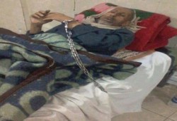 صورة لمعتقل مقيدا بالكلابشات داخل المستشفى