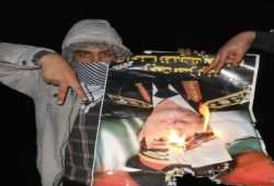 مجهولون يمزقون صور السيسي ويشعلون النار بها في ميدان الخلفاوي بالقاهرة