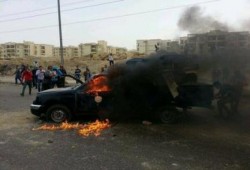 مجهولون يضرمون النار بسيارتين للشرطة في منطقة الهرم في ‫‏الجيزة‬