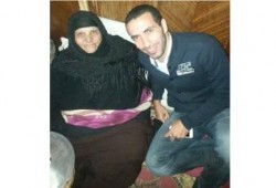 النجم "محمد أبوتريكة" يؤازر والدة 3 معتقلين بمسقط رأسه في ناهيا