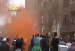 ابداعات: لأول مرة الثوار يستخدمون الدخان الملون في مسيرة إمبابة (فيديو)