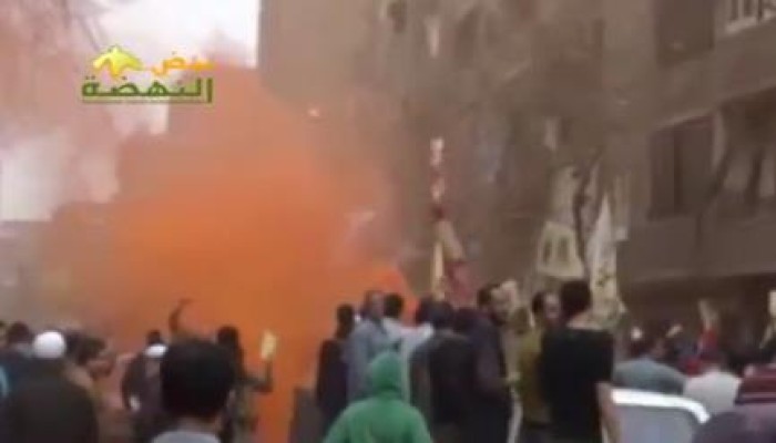 ابداعات: لأول مرة الثوار يستخدمون الدخان الملون في مسيرة إمبابة (فيديو)