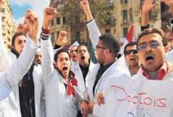 أطباء وصيادلة الإسكندرية يدخلون في إضراب جزئي عن العمل لإقرار "الكادر"