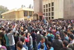 الطلاب في جامعات مصر يعلونها بقوة في أول أيام الدراسة "يسقط حكم العسكر" (فيديو - صور)