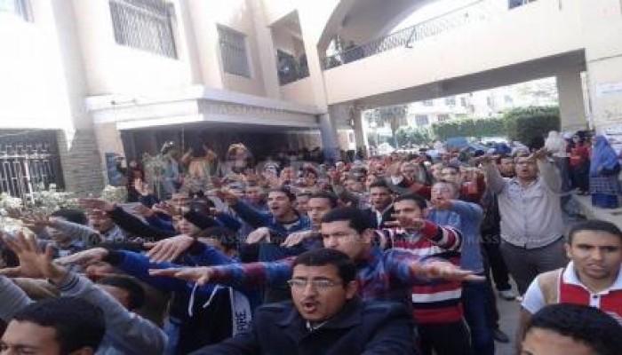 مسيرة حاشدة تجوب أروقة جامعة الزقازيق ضد الانقلاب