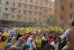 وقفة طلابية بطب المنوفية رفضًا للحرس الجامعي