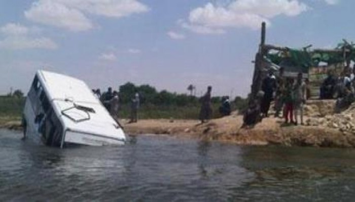 مصرع 8 وفقدان 4 جراء انقلاب حافلة في مجرى مائي بالمنيا
