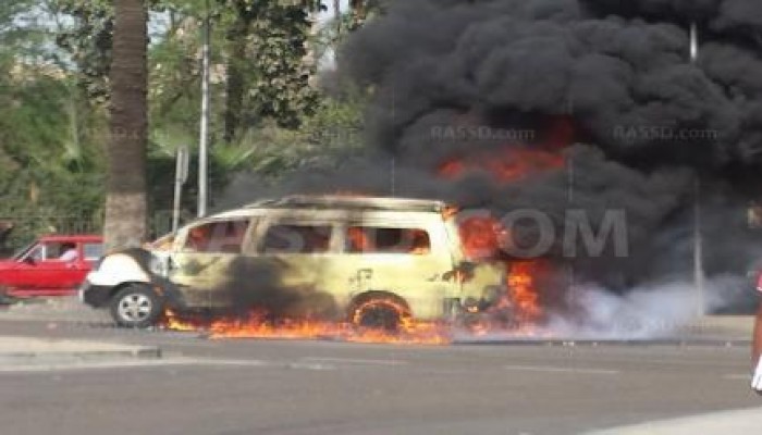 مجهولون يشعلون النار بسيارة  البث الخاصة بقناة cbc أمام جامعة ‏القاهرة الان