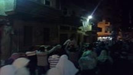 عشرات الآلاف ينتفضون في عدد من المسيرات الليلية للتنديد بالمجازر الدموية