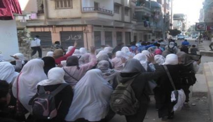 طلاب الإسماعيلية يهتفون :الحرية للطلاب أمن الدولة كلاب فى كلاب