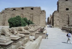انهيار جدار بـ"الكرنك" بسبب الأمطار الغزيرة في الأقصر