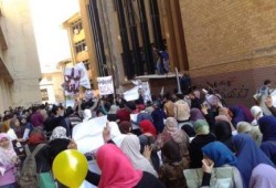 طلاب جامعة ‫الإسكندرية‬ يتظاهرون للمطالبة بالإفراج عن زملائهم المعتقلين