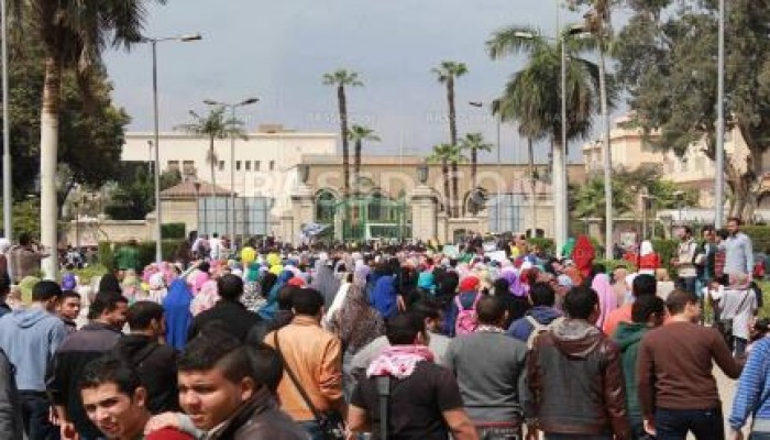 طلاب جامعة القاهرة في مظاهرة حاشدة ضد الانقلاب