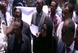 تجمهر أهالي قرية توماس وعافية أمام مبنى الإذاعة والتلفزيون إحتجاجا على سوء الخدمة بالقرية