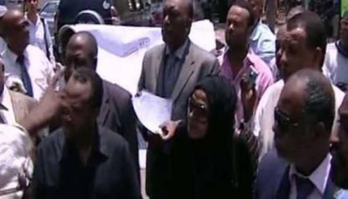 تجمهر أهالي قرية توماس وعافية أمام مبنى الإذاعة والتلفزيون إحتجاجا على سوء الخدمة بالقرية