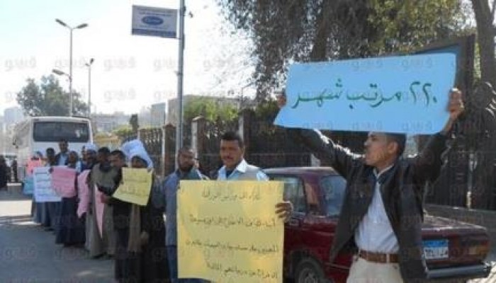 سوهاج: العمالة المؤقتة بالاصلاح الزراعي تنظم وقفة أمام المديرية للمطالبة بالتثبيت
