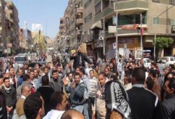 عمال غزل شبين الكوم يحاصرون ديوان محافظة المنوفية للمرة الثانية لصرف أرباحهم