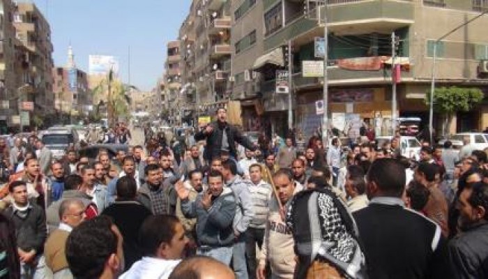 عمال غزل شبين الكوم يحاصرون ديوان محافظة المنوفية للمرة الثانية لصرف أرباحهم