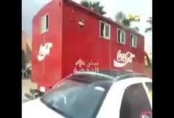 الشرطة تدهن سيارتها بالأحمر وترسم عليها شعار كوكاولا خوفاً من الثوار (فيديو)