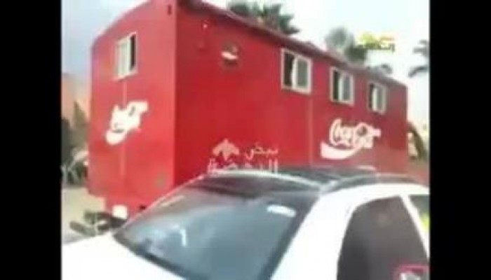 الشرطة تدهن سيارتها بالأحمر وترسم عليها شعار كوكاولا خوفاً من الثوار (فيديو)