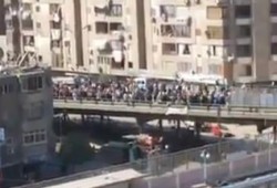 بالفيديو: مصور محترف يظهر الأعداد الحقيقة لمسيرة أعلى كوبري في منطقة عين شمس
