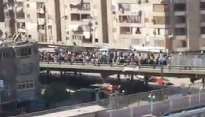 بالفيديو: مصور محترف يظهر الأعداد الحقيقة لمسيرة أعلى كوبري في منطقة عين شمس
