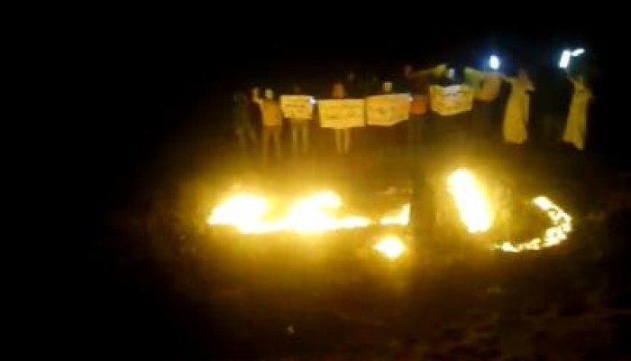 "الشارع لنا.. معا للخلاص": عفاريت ضد الانقلاب ببئر العبد يكتبون رابعة بالنار (فيديو)