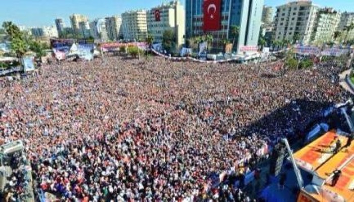 أردوغان وسط عشرات الالآف من أنصاره: الخاسرون بالانتخابات يحاولون زعزعة الشارع ولن نسمح لهم