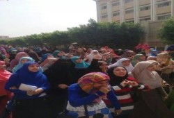 مشهد من جامعة الزقازيق لحظة تمكن حرائر الأزهر من دخول الحرم الجامعي قفل البوابة
